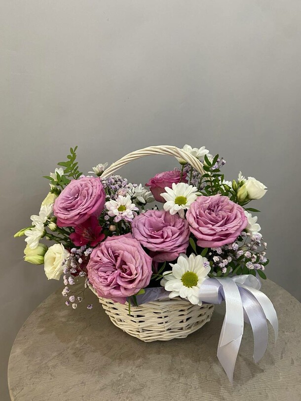 Корзина с розами, артикул F1336817 - 3872 рублей, доставка по городу. Flawery - доставка цветов