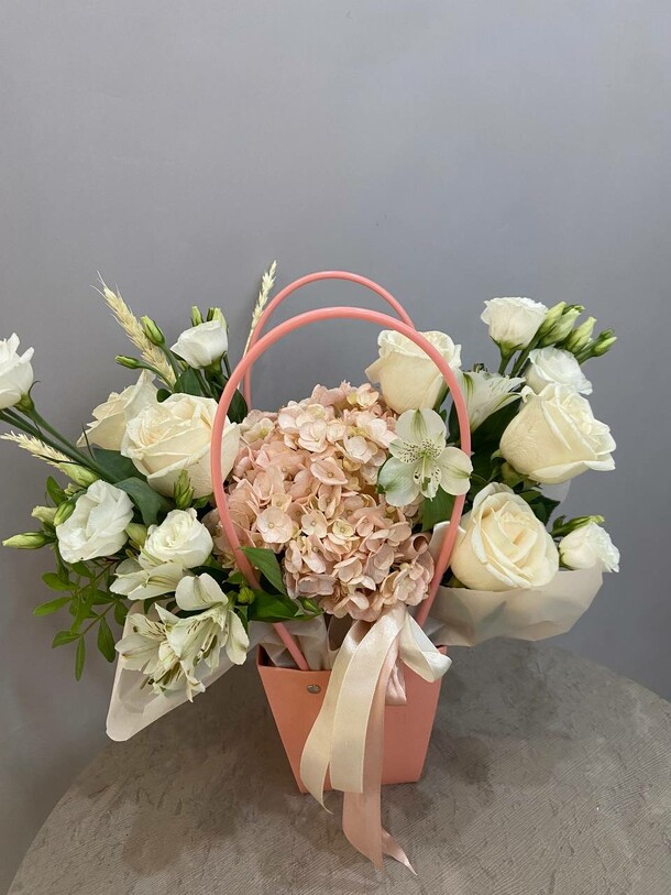 Розовая сумочка, артикул F1336821 - 4235 рублей, доставка по городу. Flawery - доставка цветов