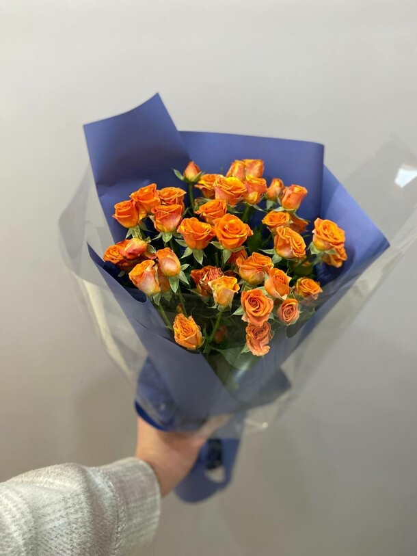 Кустовые розы, артикул F1336825 - 3509 рублей, доставка по городу. Flawery - доставка цветов