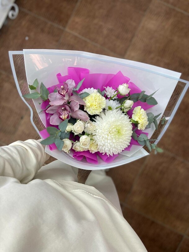 Букет с антоновым, артикул F1339996 - 5953 рублей, доставка по городу. Flawery - доставка цветов