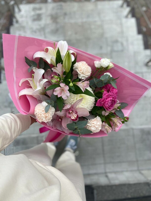 Букет с лилией, артикул F1339997 - 8143 рублей, доставка по городу. Flawery - доставка цветов