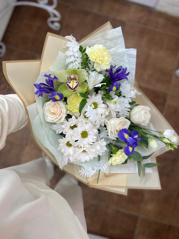 Букет с ирисами, артикул F1340004 - 6553 рублей, доставка по городу. Flawery - доставка цветов