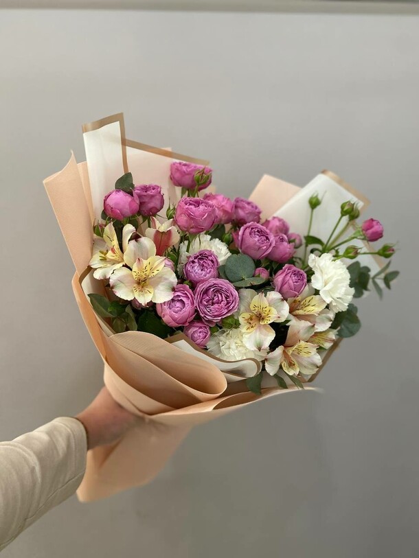 Букет с кустовой розой, артикул F1340101 - 4562 рублей, доставка по городу. Flawery - доставка цветов