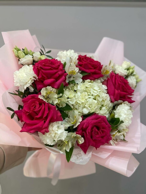 Букет с гортензией, артикул F1340103 - 5379 рублей, доставка по городу. Flawery - доставка цветов