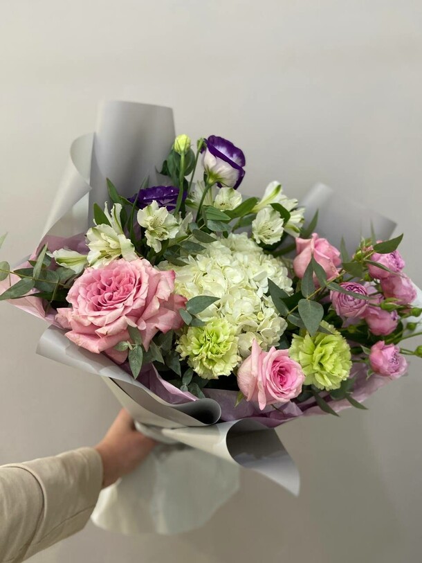 Букет с гортензией, артикул F1340105 - 5094 рублей, доставка по городу. Flawery - доставка цветов