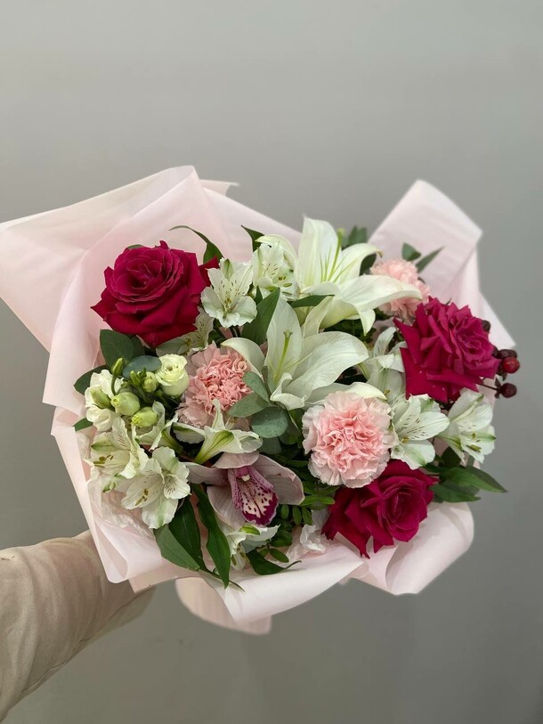 Букет с лилией, артикул F1340106 - 4913 рублей, доставка по городу. Flawery - доставка цветов