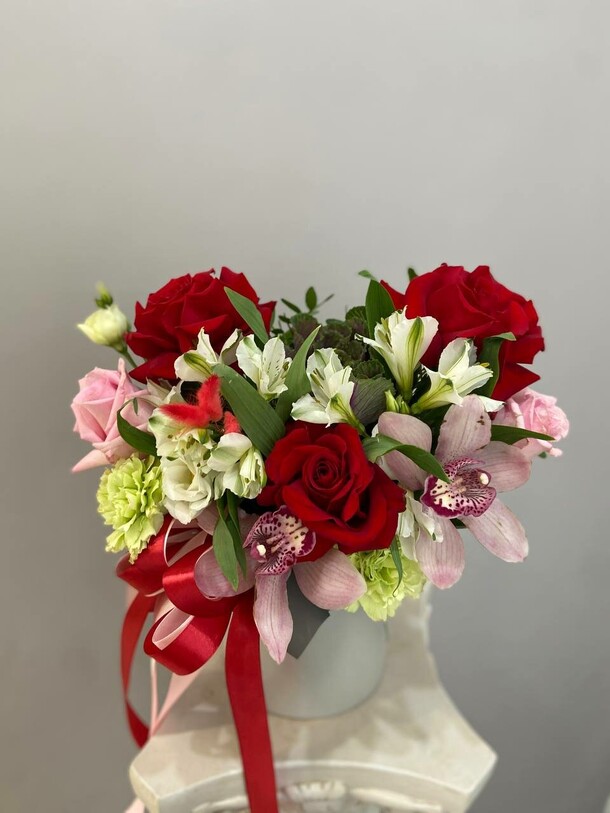 Красная композиция, артикул F1340117 - 3388 рублей, доставка по городу. Flawery - доставка цветов