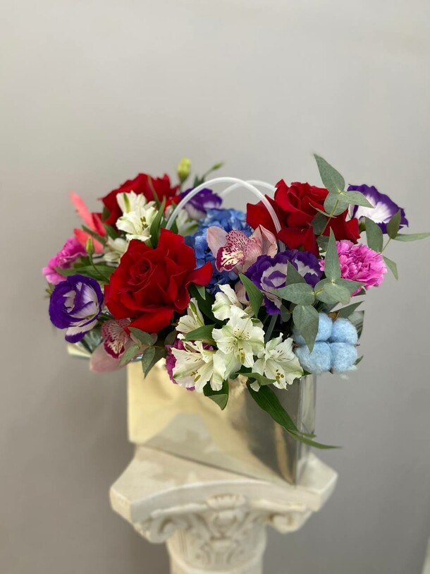 Сумка глянцевая, артикул F1340118 - 4477 рублей, доставка по городу. Flawery - доставка цветов