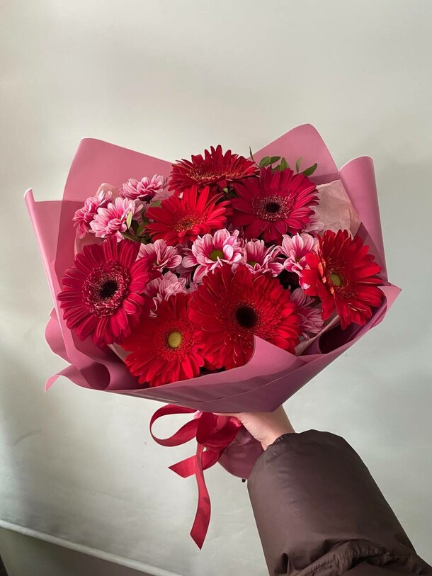 Герберы с хризантемой, артикул F1342020 - 4913 рублей, доставка по городу. Flawery - доставка цветов