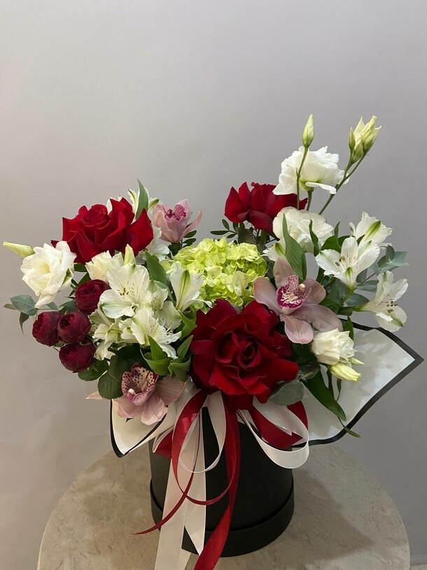 Букет в черной коробке, артикул F1342061 - 6171 рублей, доставка по городу. Flawery - доставка цветов