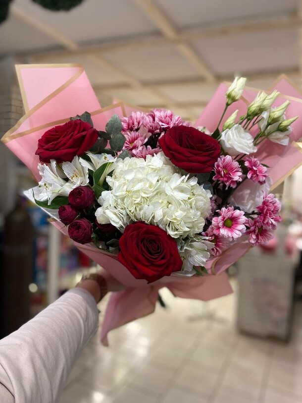 Букет с красными розами, артикул F1342067 - 5440 рублей, доставка по городу. Flawery - доставка цветов