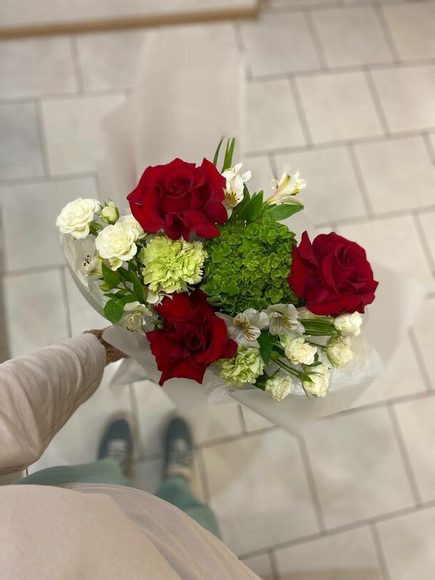 Букет с зеленой гортензией, артикул F1342070 - 4477 рублей, доставка по городу. Flawery - доставка цветов