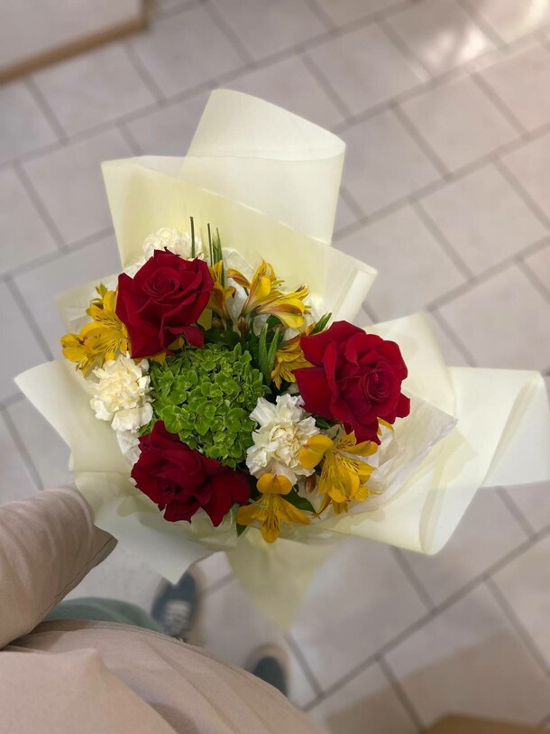 Букет с зеленой гортензией, артикул F1342073 - 4036 рублей, доставка по городу. Flawery - доставка цветов