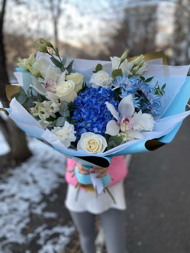 Синие мотивы, артикул F1346748 - 6303 рублей, доставка по городу. Flawery - доставка цветов