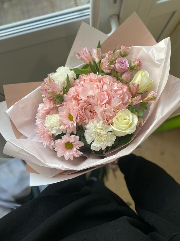 Букет с гортензией, артикул F1348205 - 4631 рублей, доставка по городу. Flawery - доставка цветов