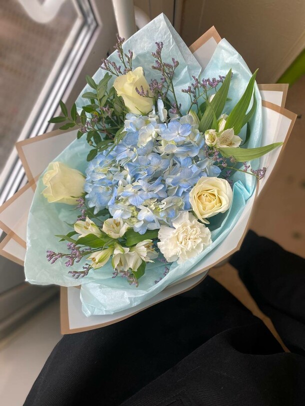 Букет с гортензией, артикул F1348206 - 3509 рублей, доставка по городу. Flawery - доставка цветов