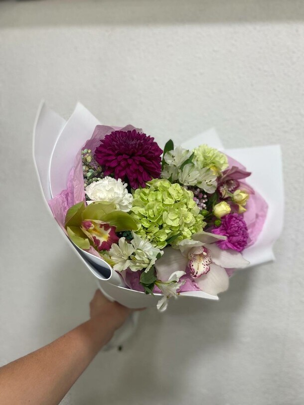 Букет с зеленой гортензией, артикул F1349035 - 4785 рублей, доставка по городу. Flawery - доставка цветов