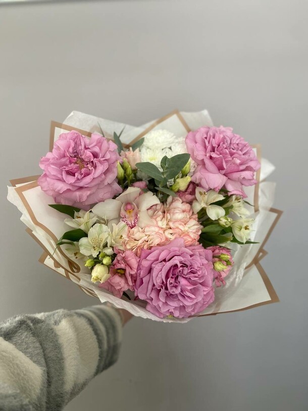 Букет с пышными розами, артикул F1375133 - 3850 рублей, доставка по городу. Flawery - доставка цветов