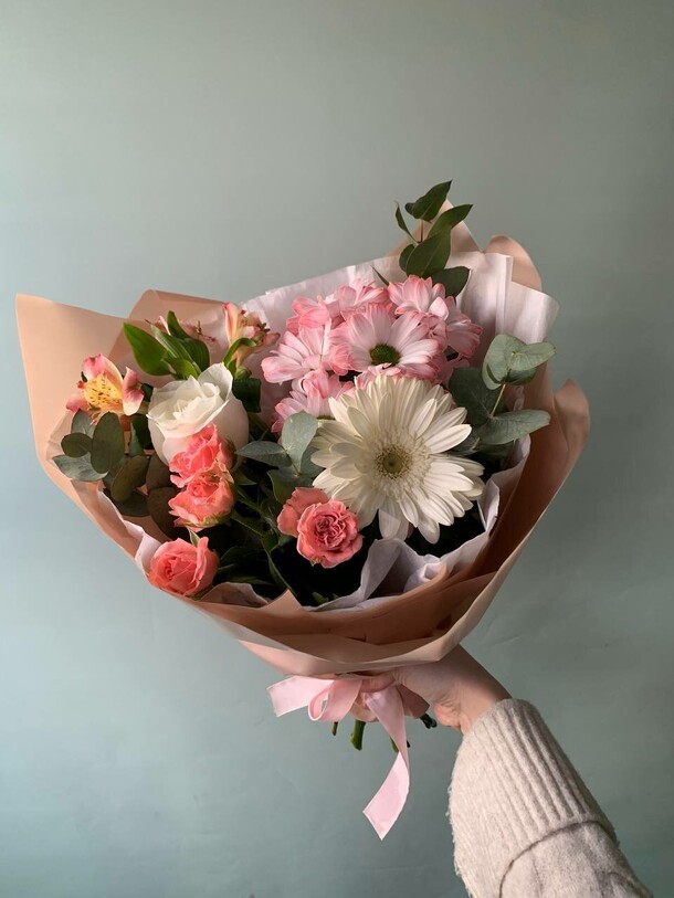 Букет с кустовой розой, артикул F1376590 - 2610 рублей, доставка по городу. Flawery - доставка цветов