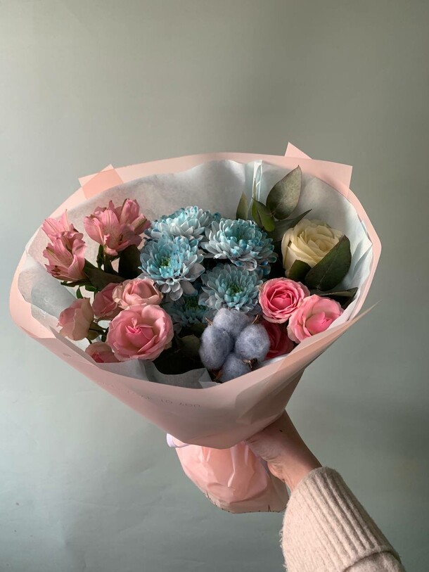 Букет с голубым пухом, артикул F1376601 - 2756 рублей, доставка по городу. Flawery - доставка цветов