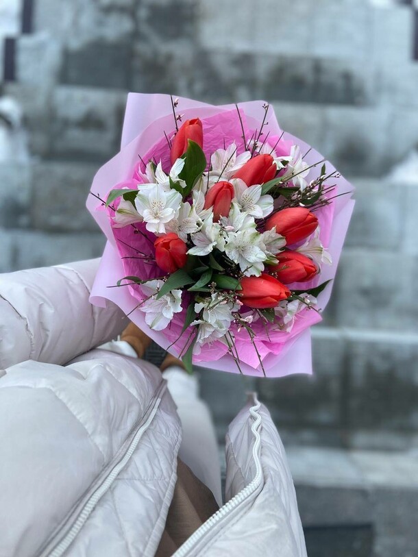 Букет с тюльпанами, артикул F1383133 - 3850 рублей, доставка по городу. Flawery - доставка цветов