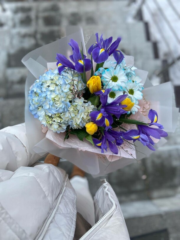 Букет с ирисами, артикул F1383137 - 4650 рублей, доставка по городу. Flawery - доставка цветов