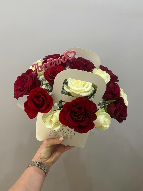 Сумочка с розами №4, артикул F1383145 - 3750 рублей, доставка по городу. Flawery - доставка цветов