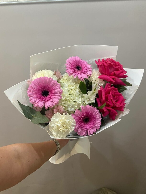 Букет с гортензией, артикул F1383152 - 4500 рублей, доставка по городу. Flawery - доставка цветов