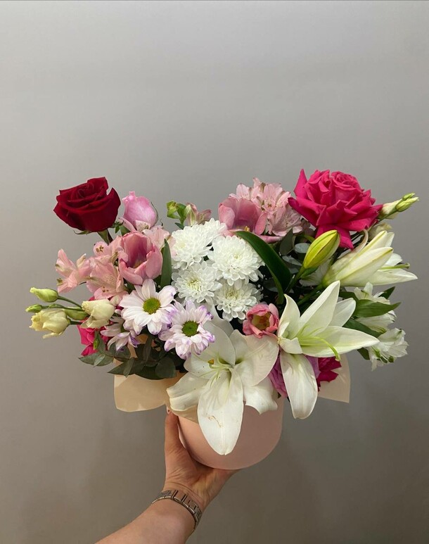 Композиция с лилией, артикул F1383153 - 3650 рублей, доставка по городу. Flawery - доставка цветов