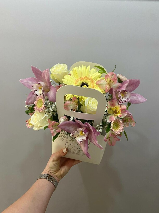 Сумочка с орхидеей, артикул F1383158 - 3700 рублей, доставка по городу. Flawery - доставка цветов