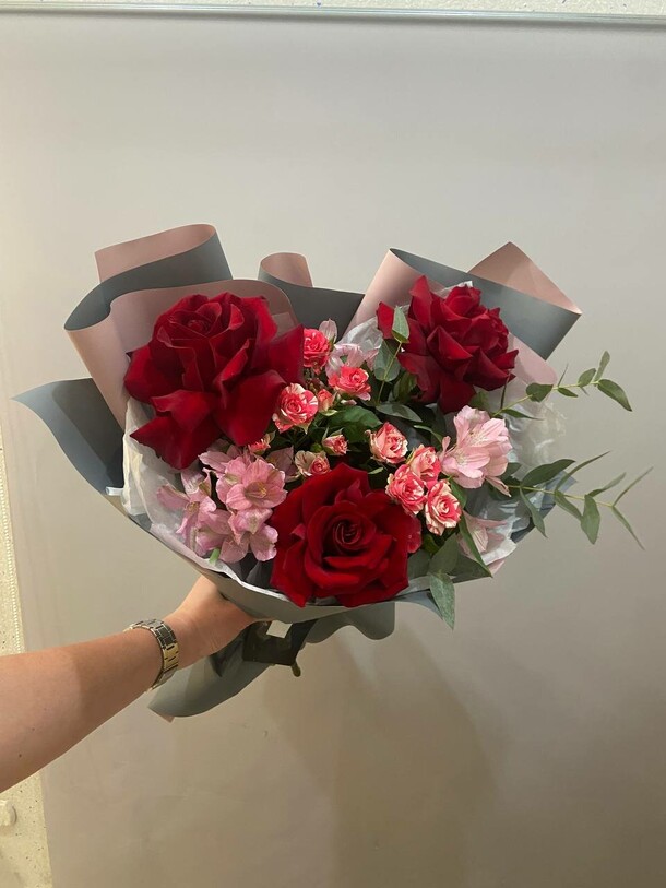 Букет №9, артикул F1383165 - 4300 рублей, доставка по городу. Flawery - доставка цветов