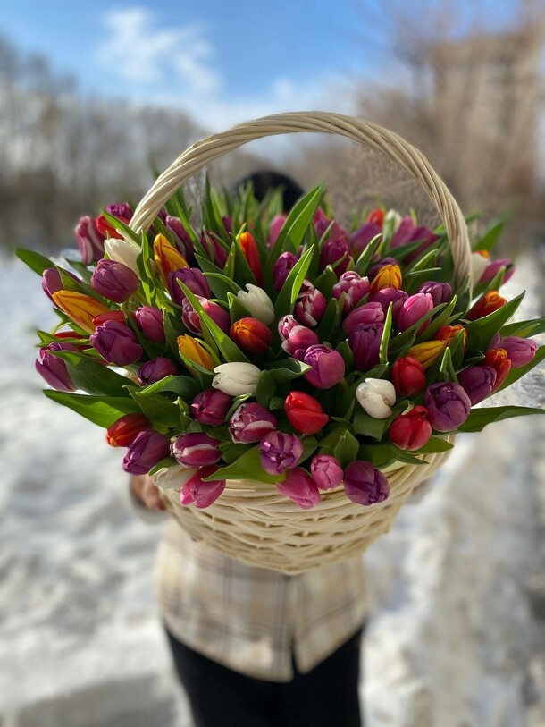 Корзина 101 тюльпан, артикул F1386955 - 23200 рублей, доставка по городу. Flawery - доставка цветов