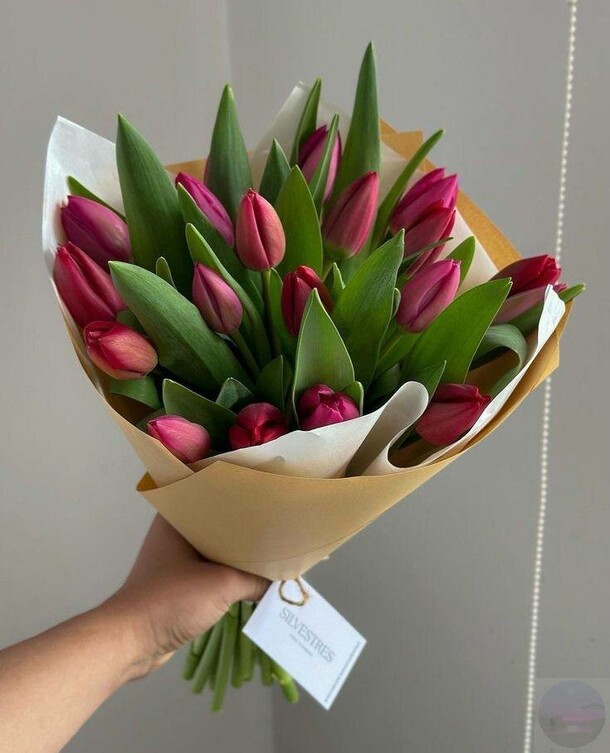 Букет с тюльпанами №7, артикул F1386972 - 4210 рублей, доставка по городу. Flawery - доставка цветов