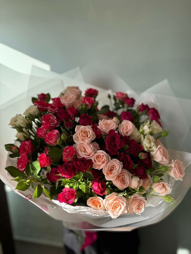 Букет из кустовых роз, артикул F1388498 - 7110 рублей, доставка по городу. Flawery - доставка цветов