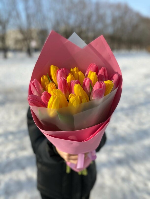 Букет с тюльпанами №10, артикул F1388501 - 5950 рублей, доставка по городу. Flawery - доставка цветов