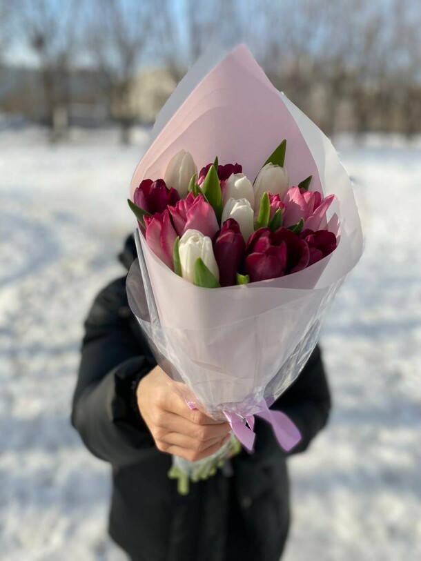 Букет с тюльпанами №11, артикул F1388504 - 3770 рублей, доставка по городу. Flawery - доставка цветов