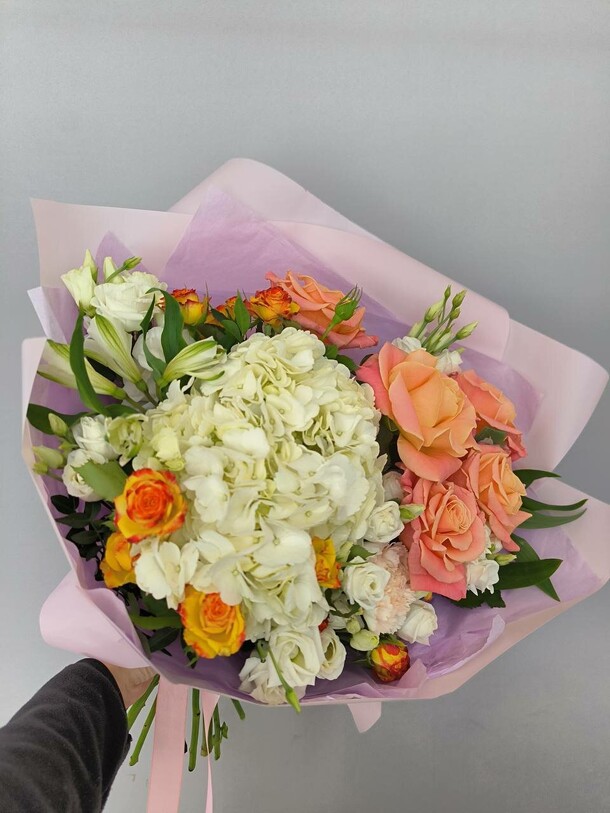 Букет с гортензией, артикул F1410142 - 4355 рублей, доставка по городу. Flawery - доставка цветов