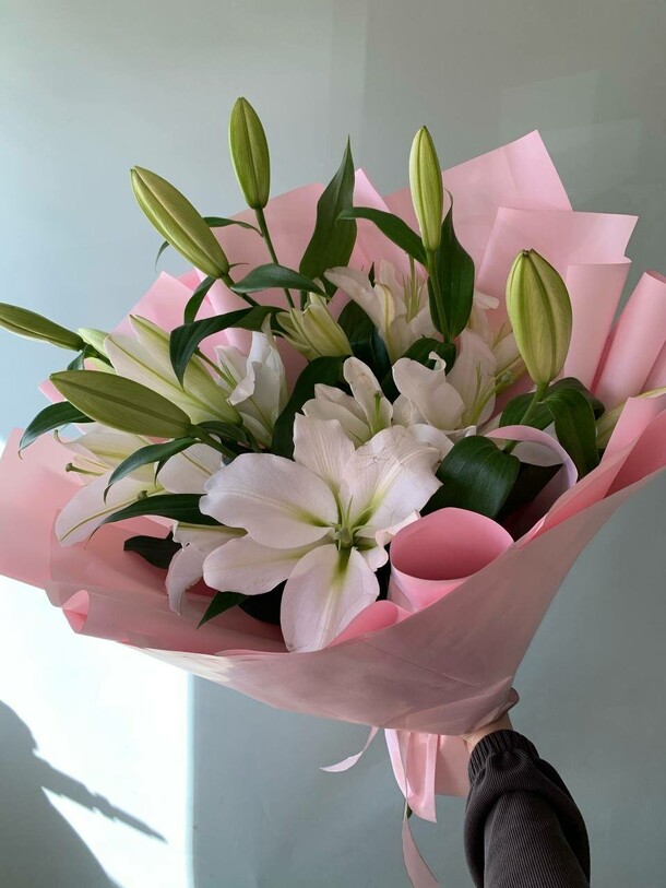 Лилии, артикул F1410149 - 4349 рублей, доставка по городу. Flawery - доставка цветов