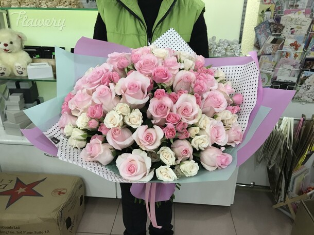 Букет одноголовых и кустовых роз, артикул F47891 - 15413 рублей, доставка по городу. Flawery - доставка цветов