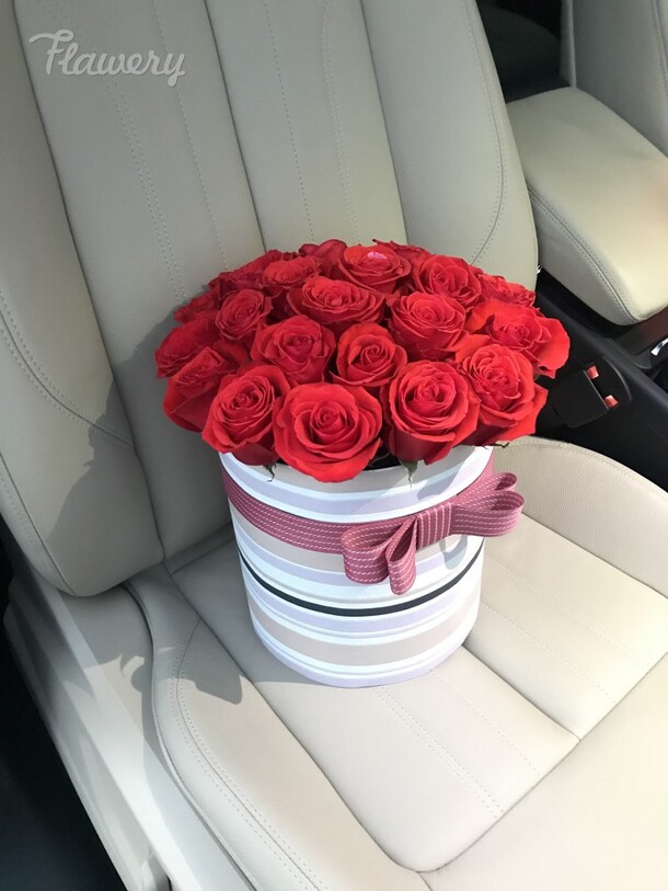 Красная роза в коробке, артикул F47917 - 6998 рублей, доставка по городу. Flawery - доставка цветов