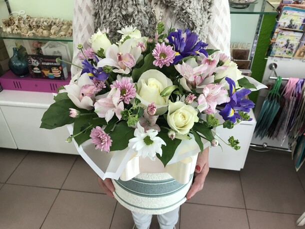 Композиция в коробке с ирисом, артикул F47919 - 7263 рублей, доставка по городу. Flawery - доставка цветов