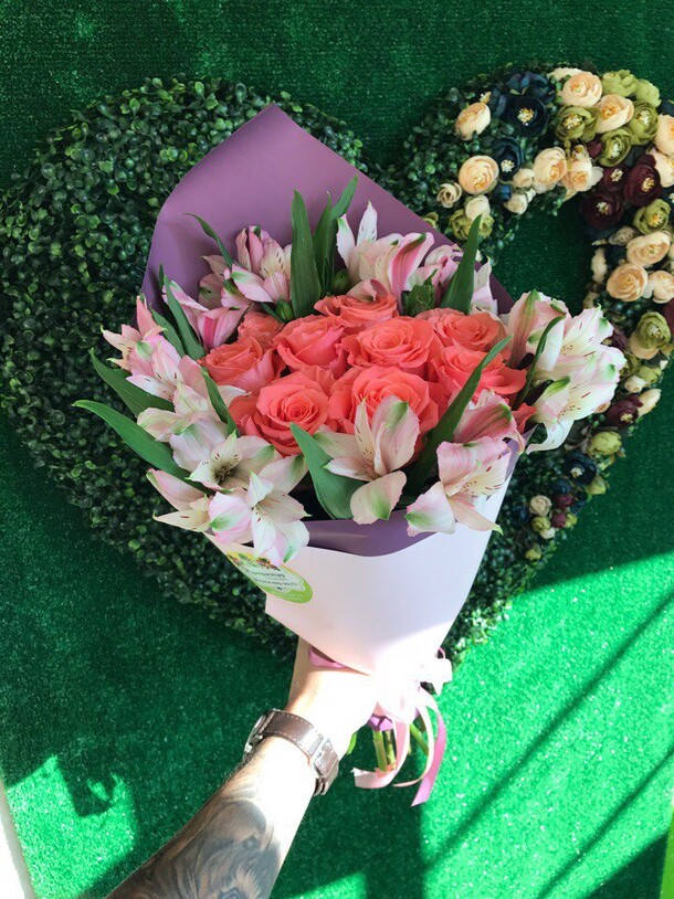 Букет с розой и альстромерией, артикул F48745 - 5227 рублей, доставка по городу. Flawery - доставка цветов