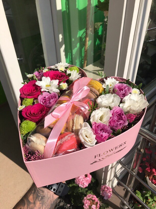 Сердце с цветами и сладким, артикул F48747 - 7016 рублей, доставка по городу. Flawery - доставка цветов