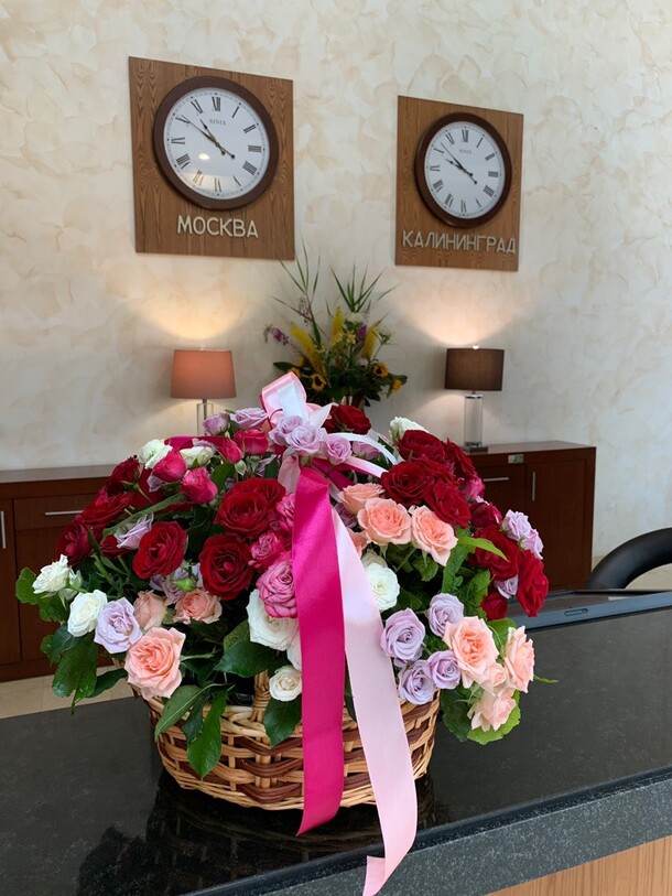 Шикарная корзина из роз, артикул F51323 - 18956 рублей, доставка по городу. Flawery - доставка цветов