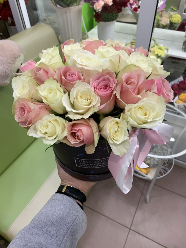 Микс роз в коробке, артикул F54515 - 7511 рублей, доставка по городу. Flawery - доставка цветов