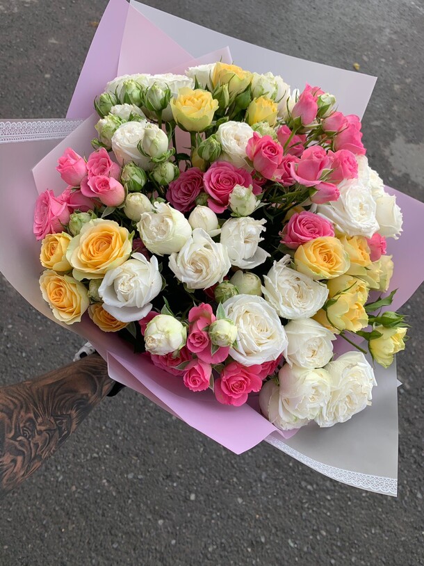 Букет кустовых роз микс, артикул F56358 - 7530 рублей, доставка по городу. Flawery - доставка цветов