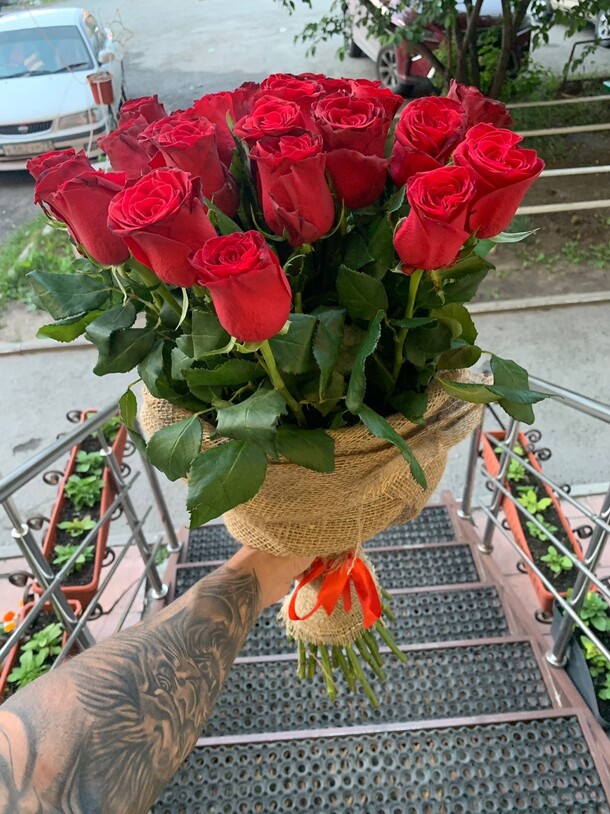 25 высоких красных роз, артикул F62535 - 10452 рублей, доставка по городу. Flawery - доставка цветов