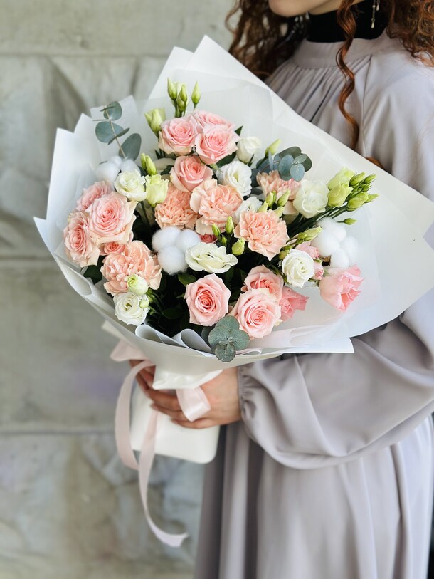 Нежный букет из роз и эустомы «апрель», артикул F1318825 - 5203 рублей, доставка по городу. Flawery - доставка цветов