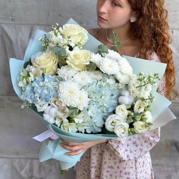 Нежный букет "сапфир", артикул F1367993 - 5790 рублей, доставка по городу. Flawery - доставка цветов