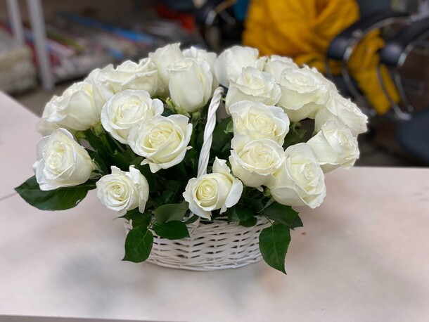 Корзина белых роз, артикул F99214 - 8890 рублей, доставка по городу. Flawery - доставка цветов